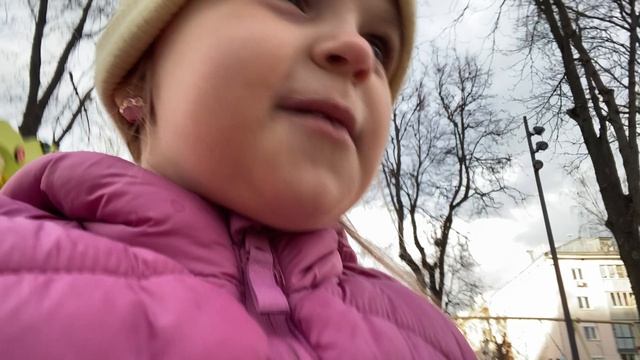 Ева стоит с Басиком