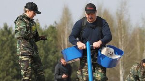 Субботник по-президентски: Лукашенко высадил деревья у Национального музея