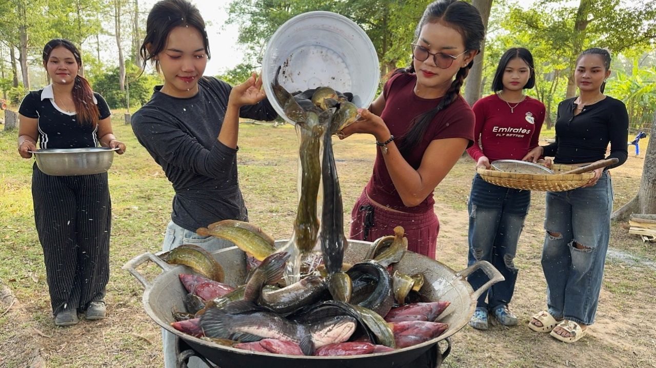 Девушки показывают потрясающий рецепт приготовления рыбы с цветком банана