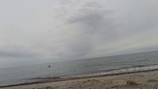 Закаляюсь. Купаюсь в Балтийском море 19-04-2026. Вода 4 градуса.