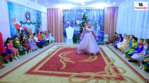 Ловкая фея и дед Мороз повеселили ребят в разноцветных нарядах - видео в каждый сад