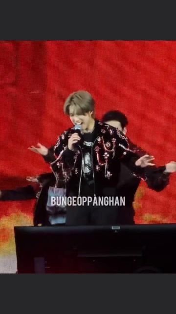 Не только его микрофон всегда включён, но Хан ещё и просит его УВЕЛИЧИТЬ