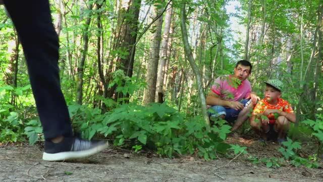 РОМА И ПАПА УБЕГАЮТ ОТ ПРЕСТУПНИКА! МУЛЬТИК ПРО ХЕЛПИКА! РОМА И ХЕЛПИК 165 СЕРИЯ