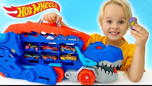 Крис играет с игрушечными машинками и спасает город Hot Wheels