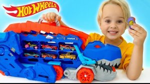 Крис играет с игрушечными машинками и спасает город Hot Wheels