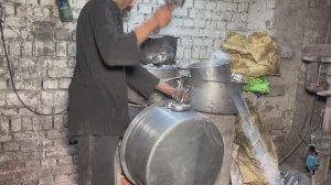 Пакистанцы сделали здоровую кастрюлю из найденного на помойке алюмишки