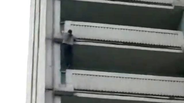 В 19 лет,залез на 22 этаж по балконам
Не повторять!
Выполнено профессиональным каскадёром!