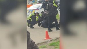 На Украине скандал вокруг полицейских, которые в момент ЧП оставили без защиты маленького ребенка.