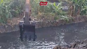 Astaga Monster Lumpur Hitam Segunung Di Angkat Dari Kali Pantes Banjir Terus
