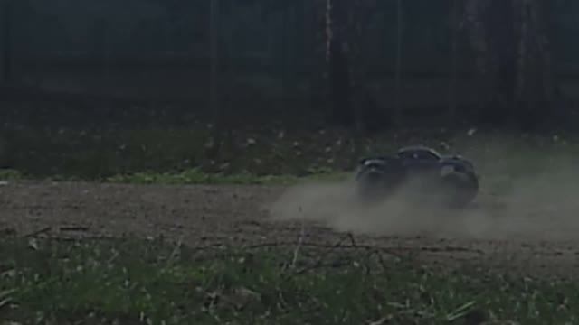 гоняем на машинке в парке