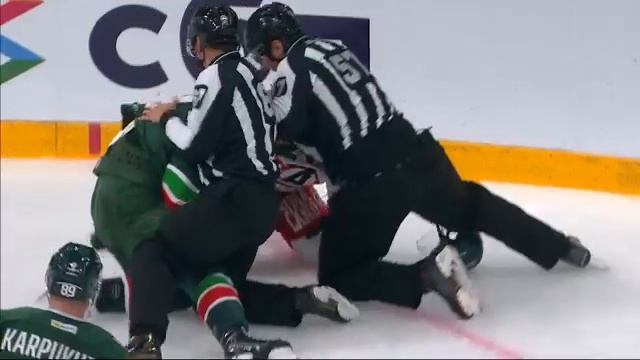 Архив КХЛ. Ак Барс_Автомобилист 10092025. Барабанов и Горбунов разминаются. Горбунов побеждает