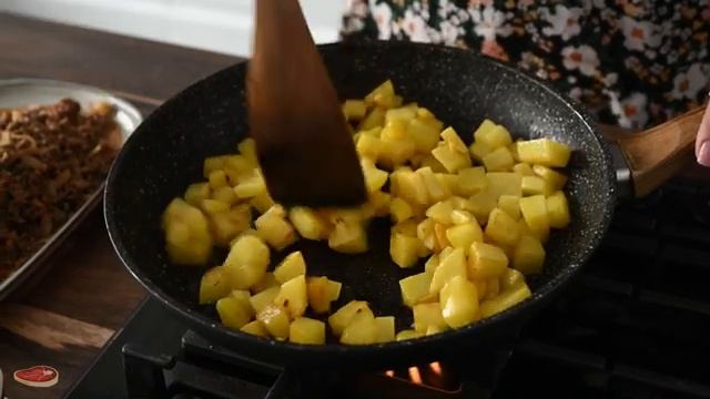 Просто вылейте яйца на говяжий фарш, и результат будет фантастическим.