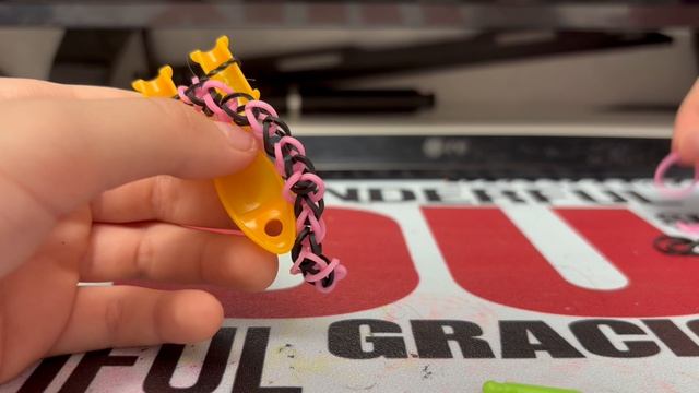 как сделать браслет из резинок??