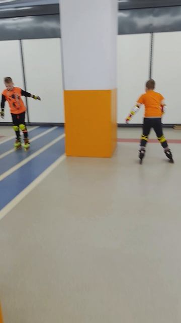 На роллердроме 4roller.info. Катаемся на роликах и самокатах