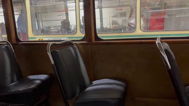 Очень удобно в трамвае сталинской эпохи в музее электрического транспорта в СПб на Малом проспекте.