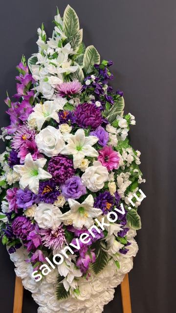 Искусственный траурный венок 