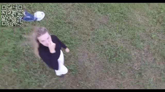 Юная девушка на траве