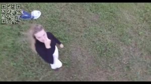 Юная девушка на траве