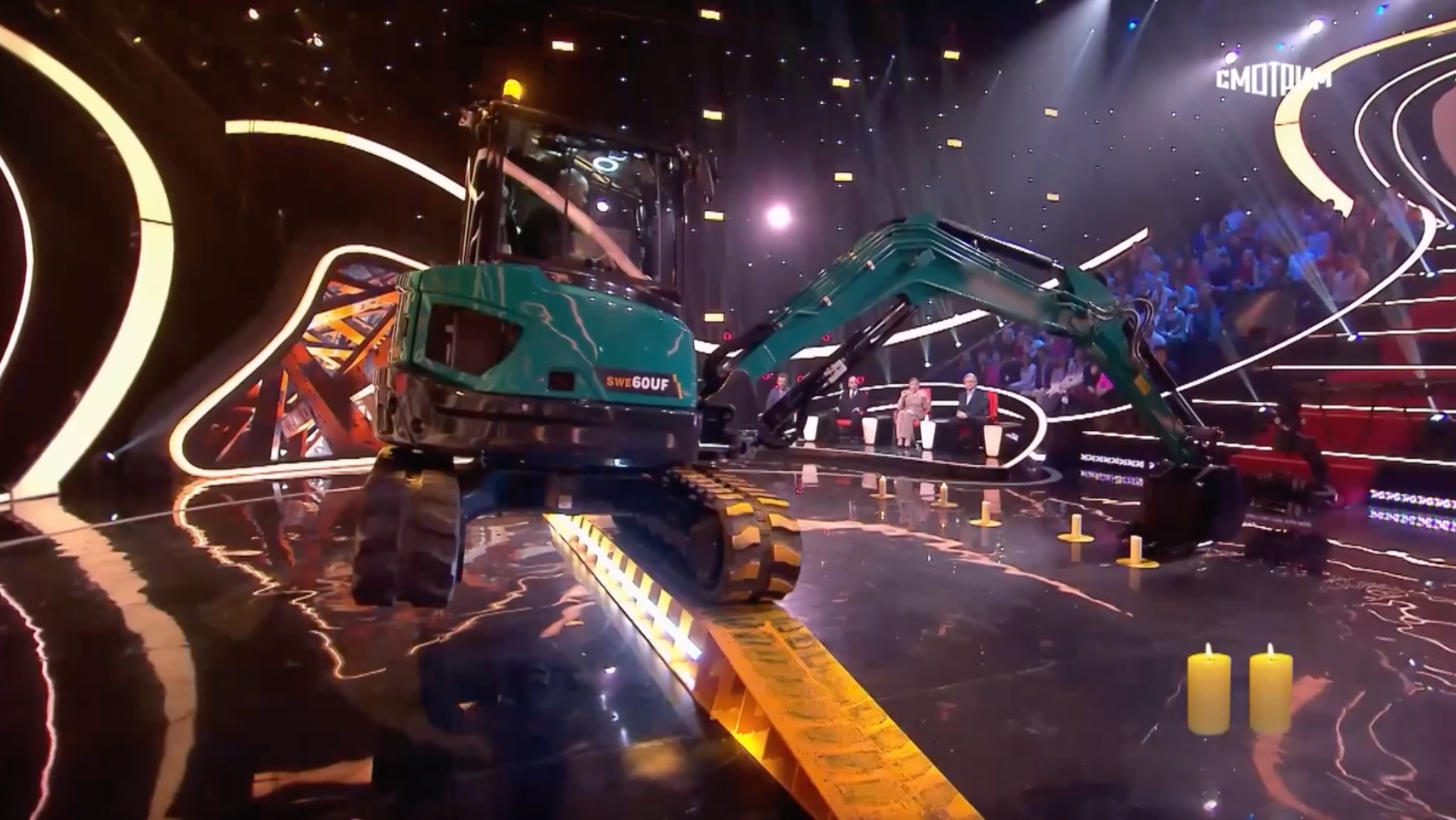 Экскаватор SUNWARD гасит свечи ковшом и балансирует на одной гусенице