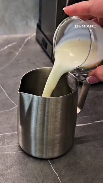 Фиолетовый матча-латте с ванильной пеной 💜☕️