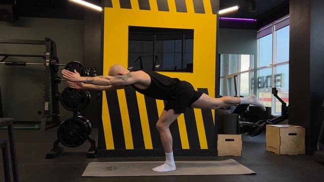 Наклон на 1 ноге с дотягиванием вперёд