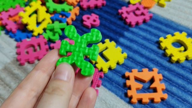 играем с детьми в коврики пазлы с буквами