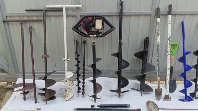 Пробурил лунку мотобуром на видео .