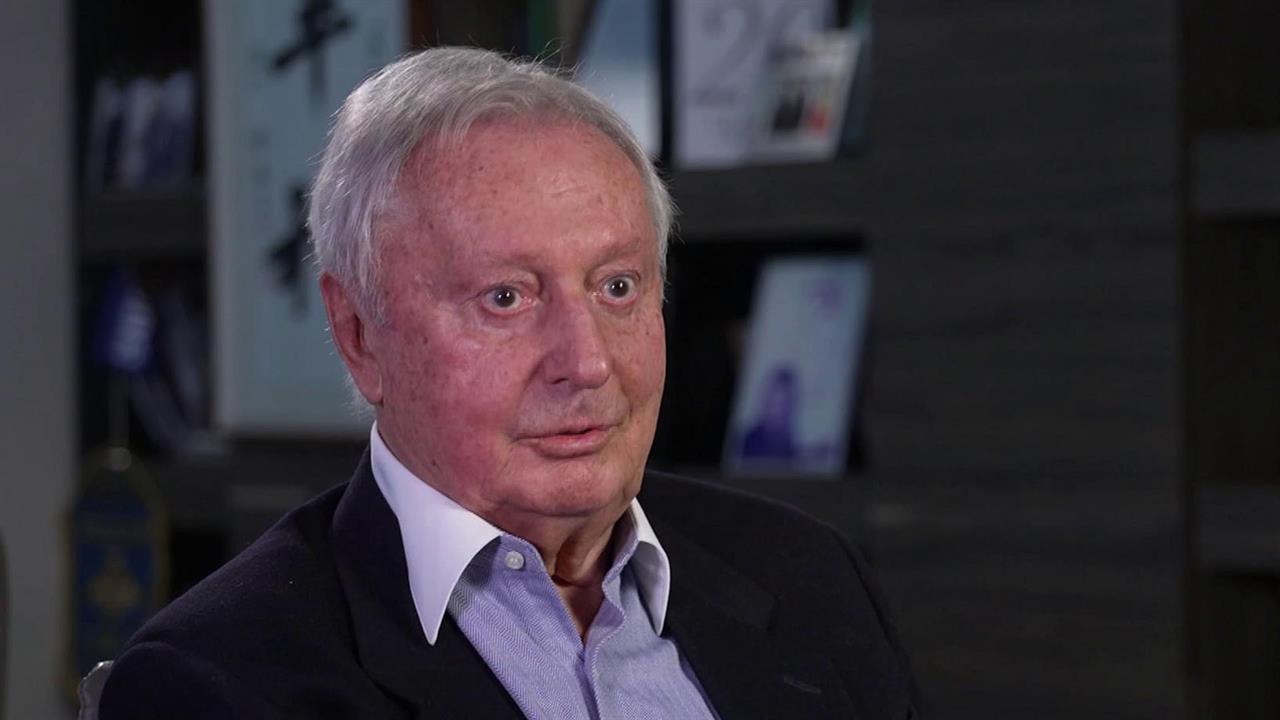 Владимир Путин присвоил звание Героя Труда гендиректору Общественного Телевидения России Виталию ...