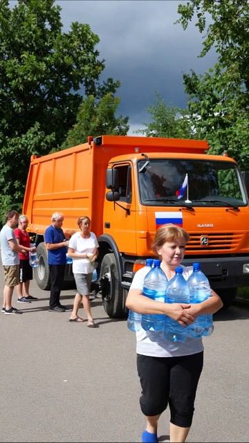 Раздача воды в городе #жизнь #сообщество #вода