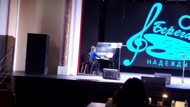 Менуэт Баха из 3 французской сюиты. Исполняет Артём Федотов.