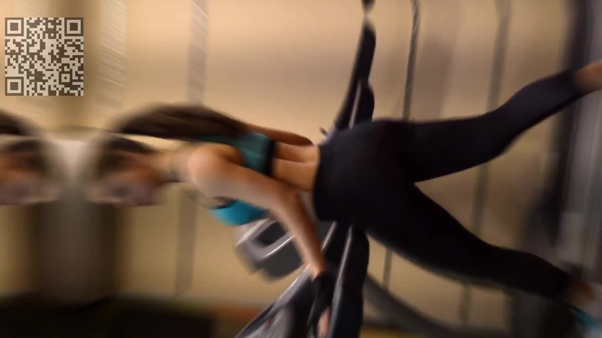 Красивая девушка занимается фитнэсом