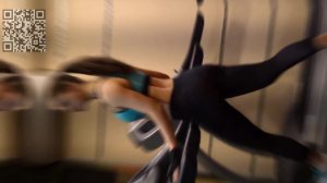 Красивая девушка занимается фитнэсом