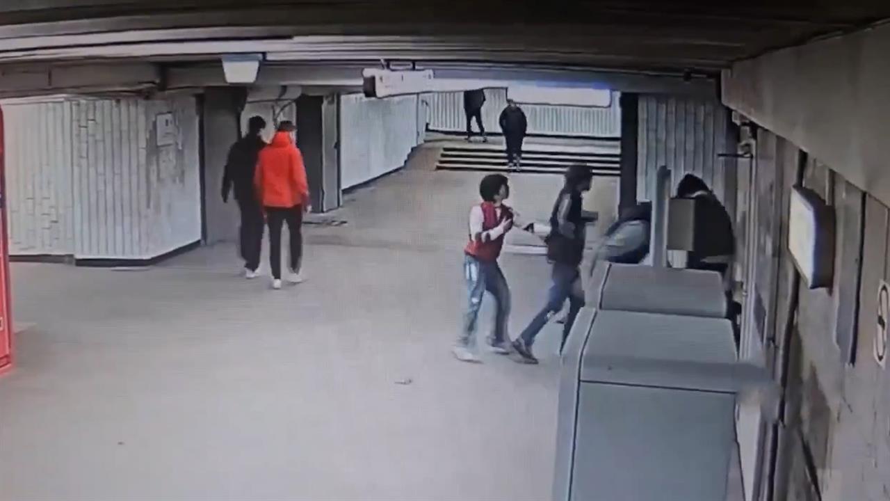 Подростки устроили драку в переходе метро в Москве, двоих задержали.