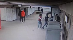 Подростки устроили драку в переходе метро в Москве, двоих задержали.