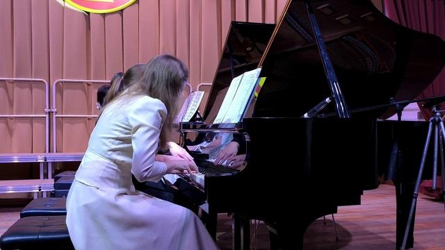 15. Ю. Чичков  С. Назаров Фантазия. Исполняет ансамбль выпускников разных лет