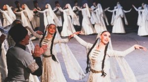 Татарский танец в стиле степ она станцует нам, оценим, скажем, мастерски и необычно, не иначе