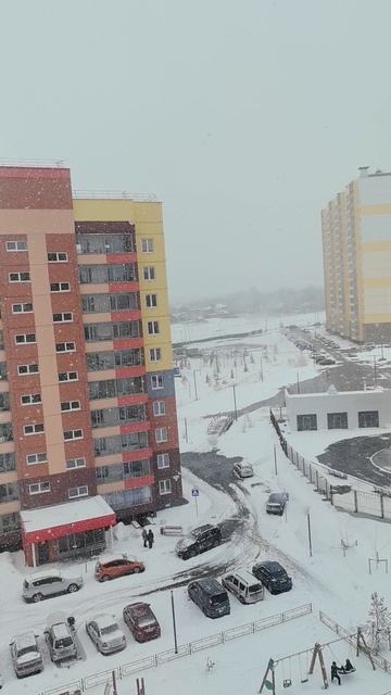 снег хлопьями в апреле 2026