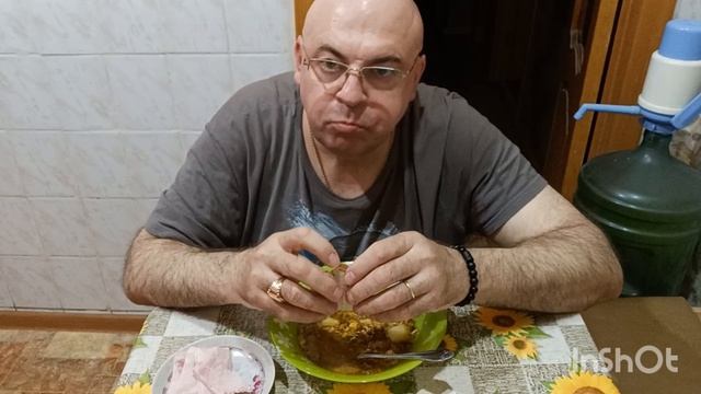 Мукбанг. Зелёный борщ, пирожки с картошкой и капустой с домашней сметаной. Следы сатаны.