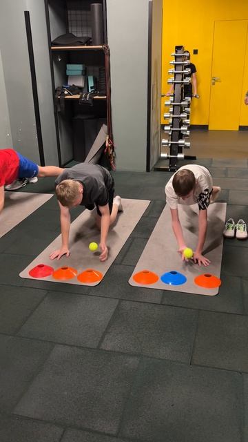 Планка с чеканкой мяча