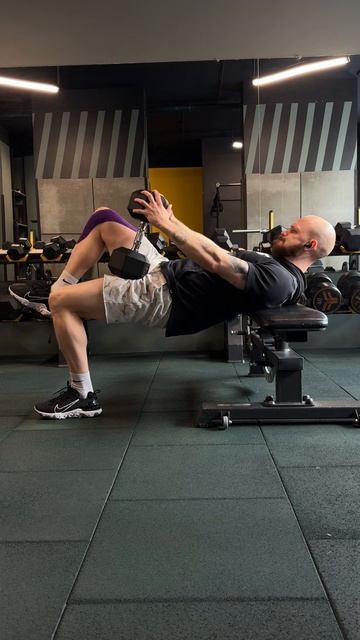 Ягодичный мост на 1 ноге с гантелью