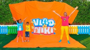 Влад и Ники играют в игрушки и мастерят гигантскую футболку.