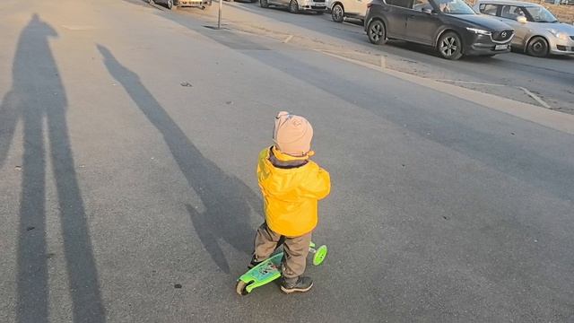 Валера на самокате.mp4