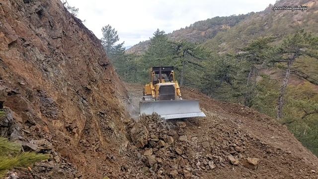 CAT  D7 бульдозер делает дорогу