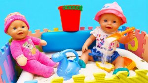 Беби Бон Эмили играет в песочнице | Делаем куличики