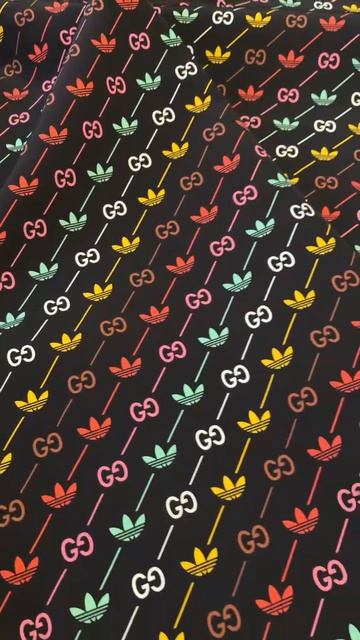 Плащевая из коллаборации Gucci x Adidas с разноцветными логотипами