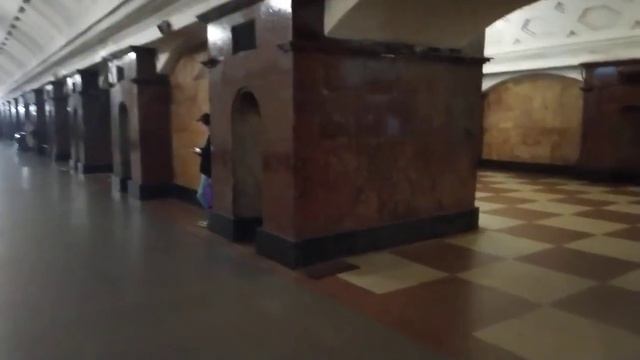 Станция метро поезд пассажир интерьер Москва Красные ворота