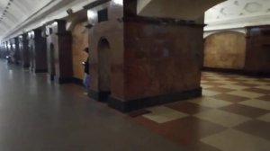 Станция метро поезд пассажир интерьер Москва Красные ворота