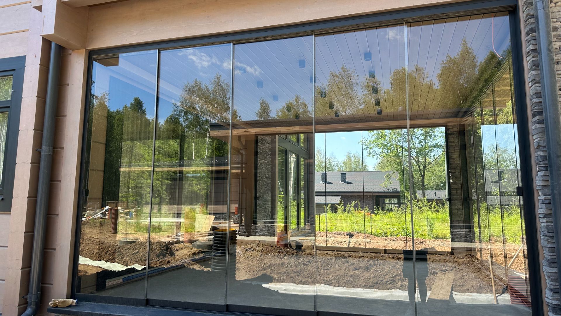 Панорамное остекление веранды раздвижной конструкцией