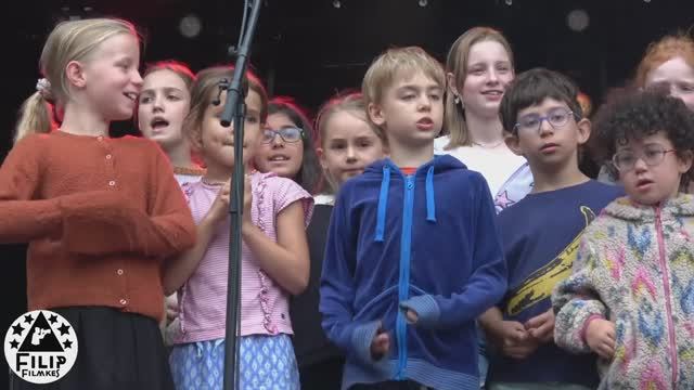 Вим Клейс с детским хором на празднике. Гент 27 июля 2025 года (Walter De Buckplein), Бельгия.