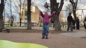 Ева стоит с Басиком